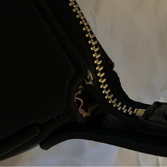 Gucci Black Leather Shoulder Bag with Gold Buckle - Picture 4 of 12